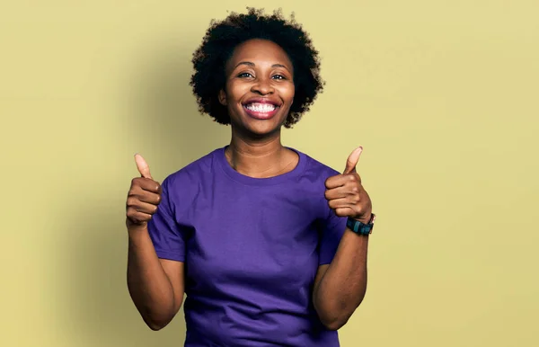 Afro Saçlı Sıradan Mor Shirt Giyen Afro Amerikan Bir Kadın — Stok fotoğraf