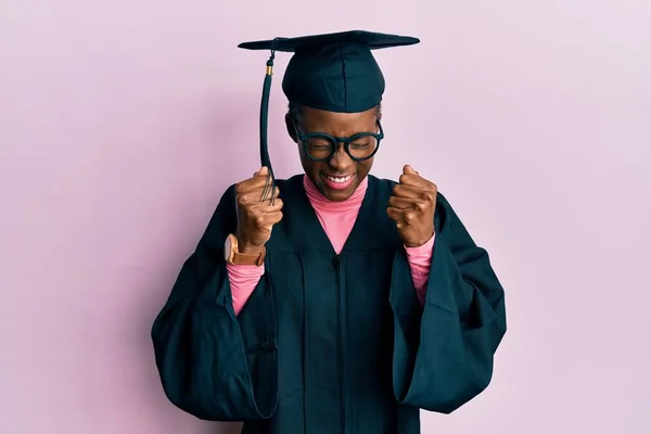 Νεαρή Αφροαμερικανή Που Φοράει Καπέλο Αποφοίτησης Και Επίσημη Ρόμπα Ενθουσιασμένη — Φωτογραφία Αρχείου