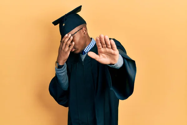 Mezuniyet Şapkası Tören Cübbesi Takan Genç Afro Amerikan Adam Elleriyle — Stok fotoğraf