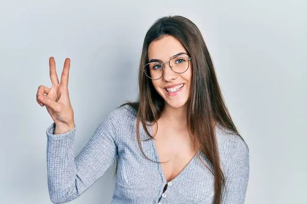 Joven Adolescente Morena Vistiendo Suéter Casual Gafas Mostrando Apuntando Hacia —  Fotos de Stock