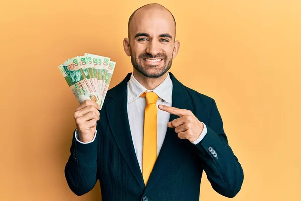 Молодий Іспаномовний Бізнесмен Тримає Банкноти Hong Kong Посміхаючись Щасливим Вказуючи — стокове фото