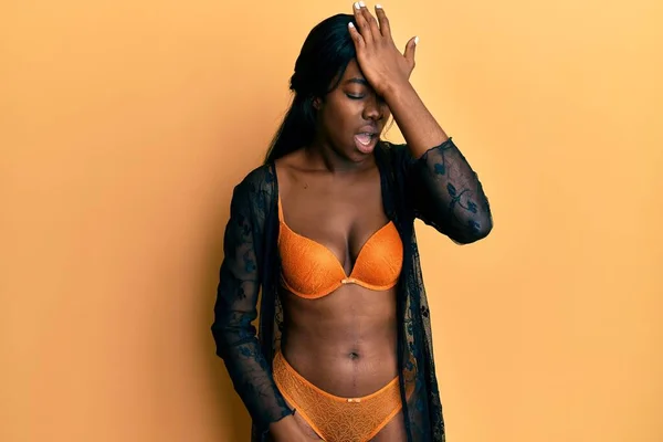 Genç Afro Amerikalı Kadın Çamaşırı Giyiyordu Hatayla Ele Tutuşup Şaşırmıştı — Stok fotoğraf