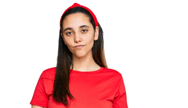 Ung Latinamerikansk Kvinna Klädd Avslappnade Kläder Med Allvarliga Ansiktsuttryck Enkel — Stockfoto