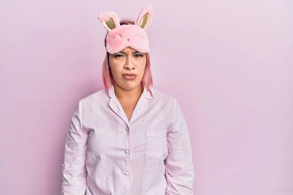 Mujer Hispana Con Cabello Rosa Con Máscara Para Dormir Pijama — Foto de Stock
