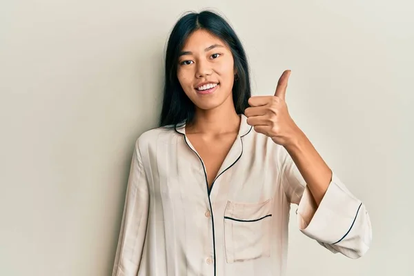 Junge Chinesin Pyjama Glücklich Und Positiv Lächelnd Daumen Hoch Und — Stockfoto