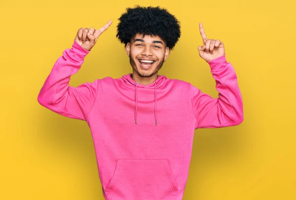 Ung Afrikansk Amerikansk Man Med Afro Hår Bär Casual Rosa — Stockfoto