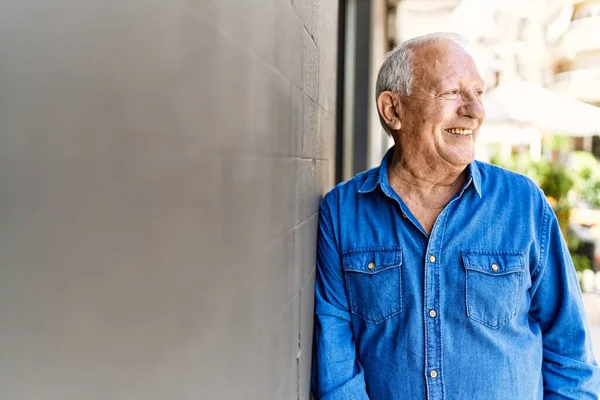 Hombre Mayor Con Pelo Gris Pie Feliz Aire Libre Día — Foto de Stock