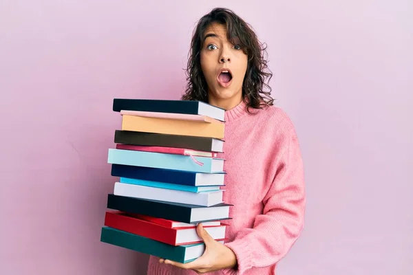 Jovem Hispânica Segurando Uma Pilha Livros Com Medo Chocado Com — Fotografia de Stock