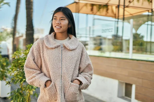 Ung Asiatisk Kvinna Ler Lycklig Stående Vid Staden — Stockfoto