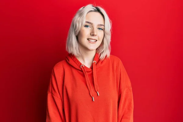Unge Blonde Jenter Hverdagsklær Gjør Skilt Med Fingre Smiler Vennlig – stockfoto