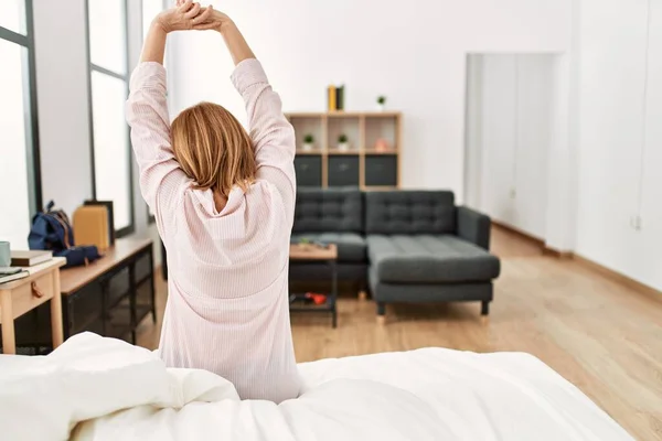 Donna Bionda Mezza Età Che Allunga Braccia Svegliandosi Sul Letto — Foto Stock