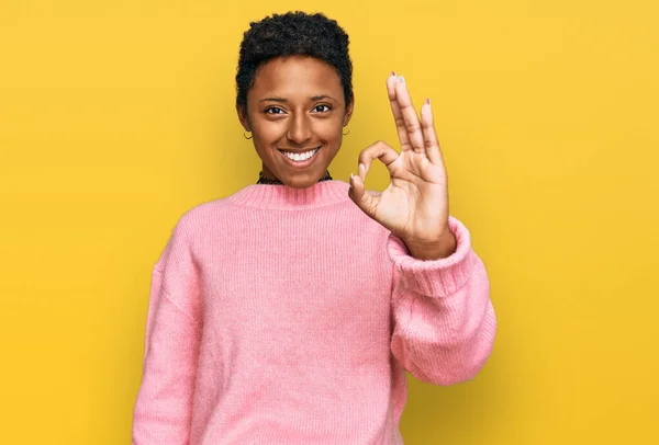 Jonge Afro Amerikaanse Vrouw Draagt Casual Kleding Glimlacht Positief Doet — Stockfoto