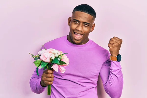 Joven Hombre Negro Sosteniendo Ramo Flores Blancas Gritando Orgulloso Celebrando — Foto de Stock