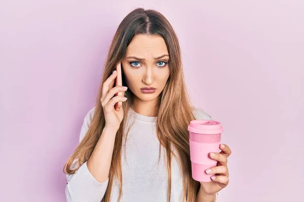 Menina Loira Jovem Usando Smartphone Beber Uma Xícara Café Cético — Fotografia de Stock