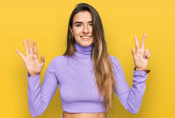 Jonge Latijns Amerikaanse Vrouw Draagt Casual Kleding Tonen Wijzen Met — Stockfoto