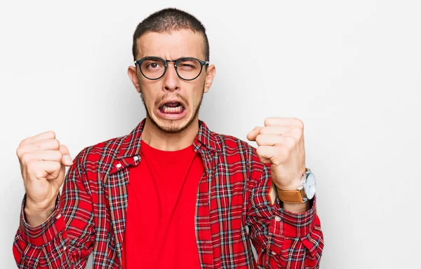 Giovane Ispanico Che Indossa Vestiti Casual Arrabbiato Pazzo Alzando Pugni — Foto Stock