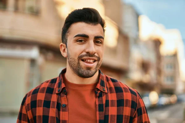 Joven Hispano Sonriendo Feliz Pie Ciudad —  Fotos de Stock