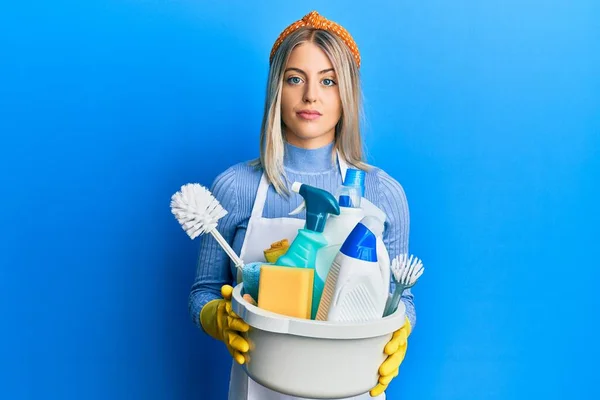 Mulher Loira Bonita Vestindo Avental Mais Limpo Segurando Produtos Limpeza — Fotografia de Stock