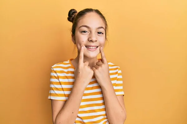 Hermosa Niña Morena Vistiendo Camiseta Rayas Casuales Sonriendo Con Boca — Foto de Stock