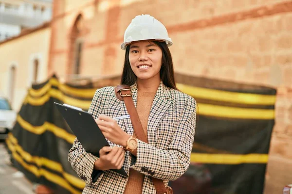 在城市的剪贴板上 年轻的亚洲建筑师女人开心地微笑着 — 图库照片