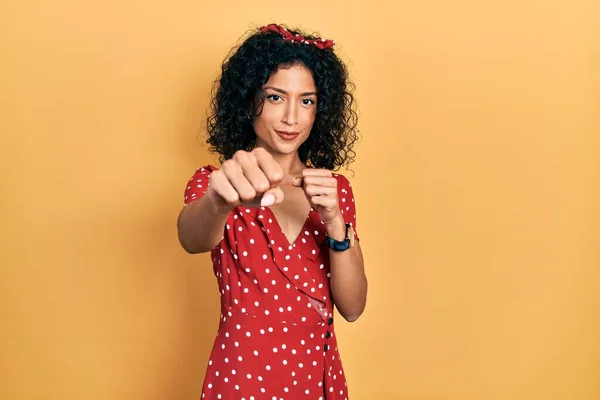 Jong Latijn Meisje Dragen Zomer Jurk Ponsen Vuist Vechten Agressieve — Stockfoto