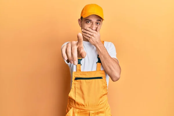 Hispanic Ung Man Bär Händig Uniform Skrattar Dig Peka Finger — Stockfoto