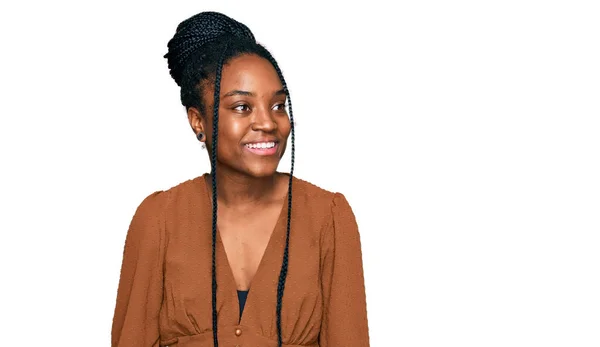 年轻的非洲裔美国女人 身穿休闲装 面带微笑 神态自然 充满自信地大笑 — 图库照片