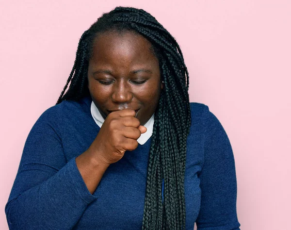 Jovem Negra Com Tranças Vestindo Roupas Casuais Sentindo Mal Tosse — Fotografia de Stock