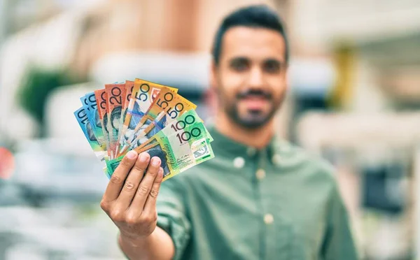 Junger Hispanischer Mann Lächelt Glücklich Und Hält Australische Dollars Der — Stockfoto