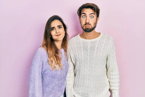 Junges Hispanisches Paar Lässiger Kleidung Die Wangen Mit Lustigem Gesicht — Stockfoto