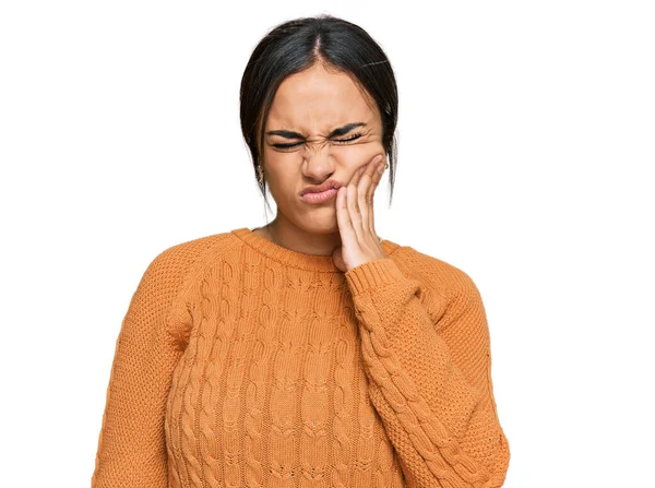 年轻的黑发女子 身穿休闲地冬季毛衣 手牵着嘴 因为牙齿疼痛或牙病而有痛苦的表情 — 图库照片