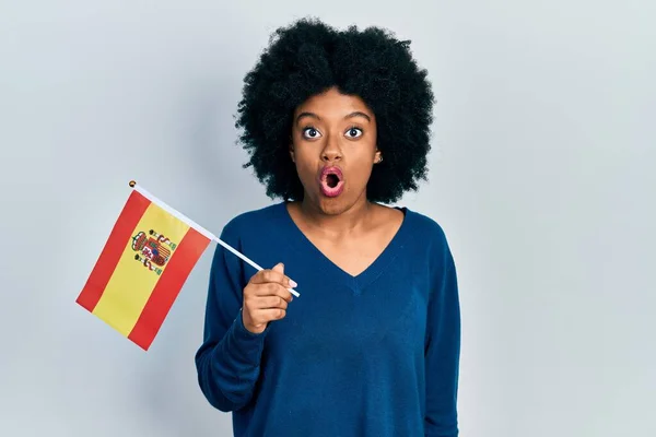 Молодая Африканская Американка Держит Испанский Флаг Испуганный Изумленный Открытым Ртом — стоковое фото