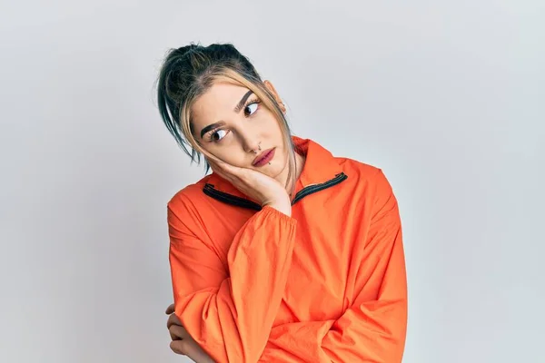 Jovem Menina Moderna Vestindo Camisola Esportes Pensando Parecendo Cansado Entediado — Fotografia de Stock