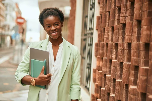 Mladá Africká Americká Obchodnice Úsměvem Šťastný Držení Notebook Městě — Stock fotografie