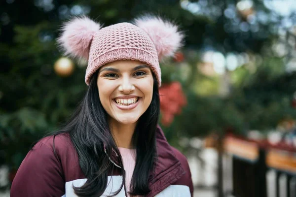 Giovane Ragazza Ispanica Sorridente Felice Piedi Parco — Foto Stock