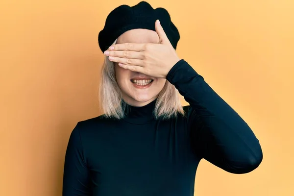 Junge Blonde Mädchen Französischen Look Mit Baskenmütze Lächelnd Und Lachend — Stockfoto