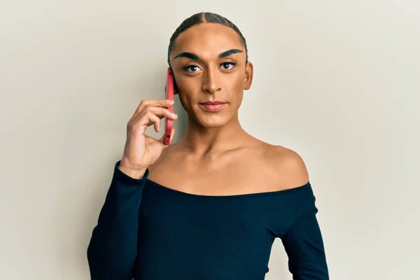 Latynoski Transseksualista Ubrany Makijaż Długie Włosy Rozmawiający Smartfonie Patrząc Pozytywnie — Zdjęcie stockowe