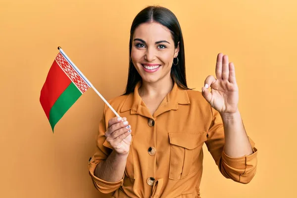 Mladá Bruneta Žena Drží Běloruskou Vlajku Dělá Pořádku Znamení Prsty — Stock fotografie