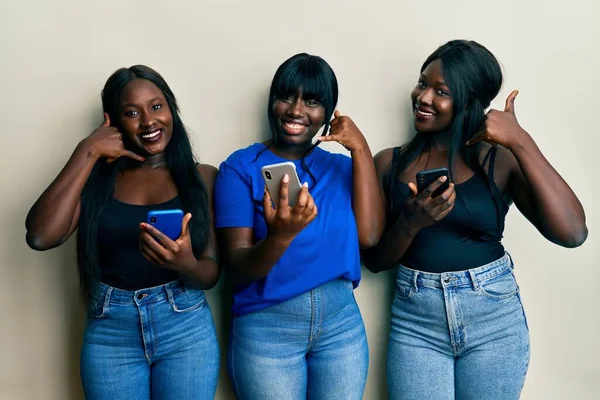 Τρεις Νεαροί Αφροαμερικανοί Φίλοι Που Χρησιμοποιούν Smartphone Χαμογελώντας Κάνουν Τηλεφωνική — Φωτογραφία Αρχείου
