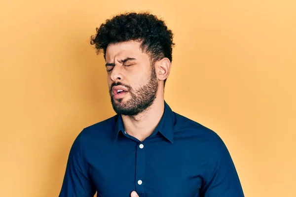 Homem Árabe Jovem Com Barba Vestindo Camisa Casual Com Mão — Fotografia de Stock