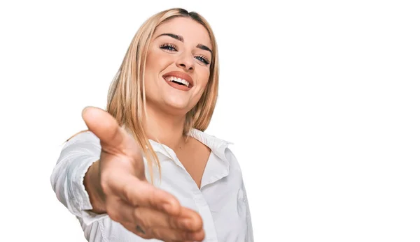 Jeune Femme Caucasienne Portant Des Vêtements Décontractés Souriant Joyeuse Offrant — Photo