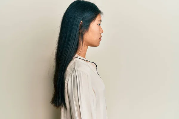 Ung Kinesisk Kvinna Bär Pyjamas Tittar Sidan Slappna Profil Posera — Stockfoto