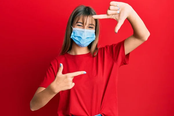 Έφηβος Καυκάσιος Κορίτσι Φορώντας Ιατρική Μάσκα Χαμογελώντας Κάνοντας Πλαίσιο Χέρια — Φωτογραφία Αρχείου