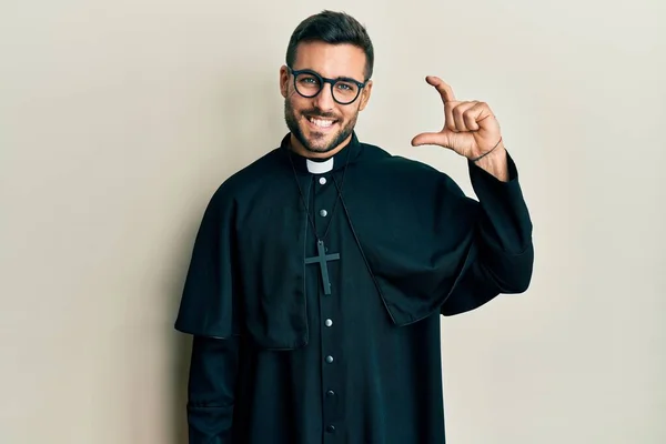 Joven Hombre Hispano Vistiendo Uniforme Sacerdote Pie Sobre Fondo Blanco —  Fotos de Stock