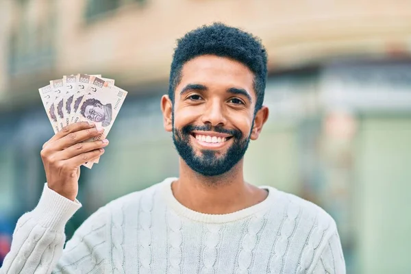 Jovem Afro Americano Sorrindo Feliz Segurando Notas Mexicanas 500 Pesos — Fotografia de Stock