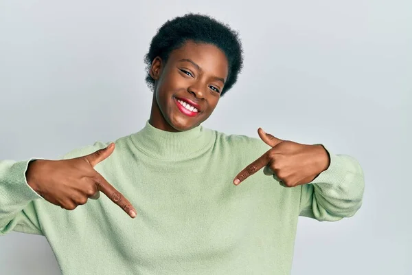 Jong Afrikaans Amerikaans Meisje Dragen Casual Kleding Kijken Zelfverzekerd Met — Stockfoto