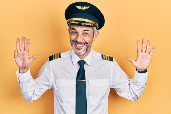 Hombre Guapo Mediana Edad Con Pelo Gris Llevando Uniforme Piloto — Foto de Stock