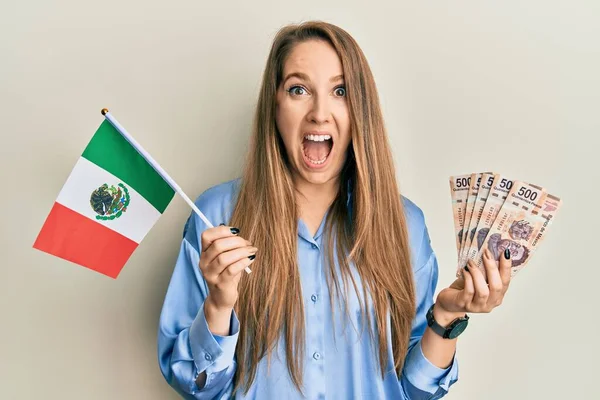 Joven Rubia Sosteniendo Bandera Mexicana Billetes Mexicanos Celebrando Loco Sorprendido —  Fotos de Stock