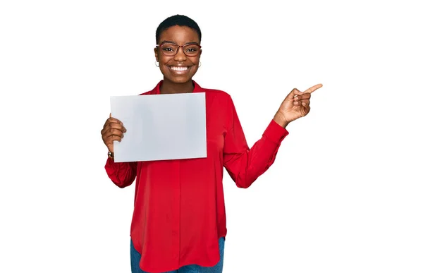 Jovem Afro Americana Segurando Banner Vazio Branco Sorrindo Feliz Apontando — Fotografia de Stock