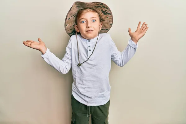 탐험가 모자를 코카서스 아이는 아무것도 모르는 채열린 혼란에 있습니다 — 스톡 사진